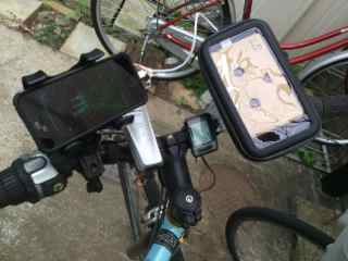 自転車のハンドルにiPhoneと予備バッテリーをつんだイングレス仕様チャリ